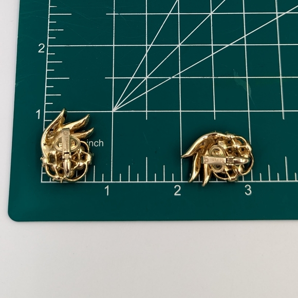 Beautiful Vintage Gold Tone Rhinestone Crown Trifari Clip on Earrings - Picture 7 of 8